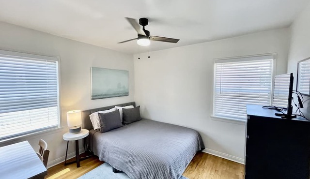 Designer Bixby Knolls 2 bedroom with Parking near Cafes/Bars/Shopping