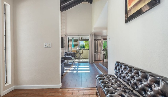 LOCATION LOCATION LOCATION Beautiful HOUSE on GOLF COURSE +POOLS-TENNIS