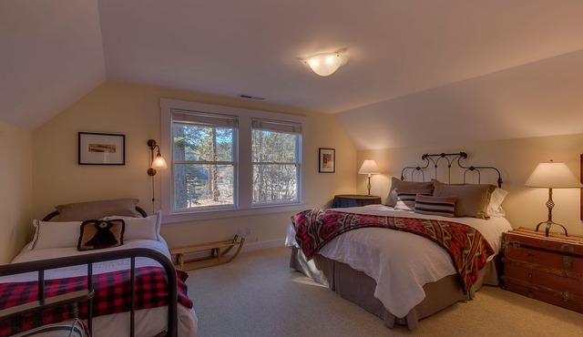 Vanni House - 2BR - Hot Tub - Walk to Beach & Downtown Tahoe City