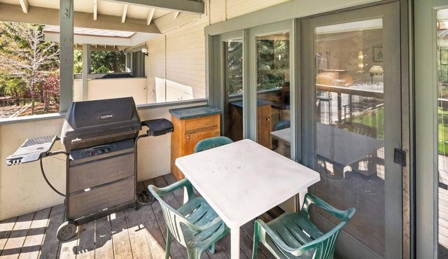 Bear House by Destination Big Bear : Walk to Bear Mtn Resort! Views! BBQ! Cable TV! Garage Parking! 2 Master Suites!