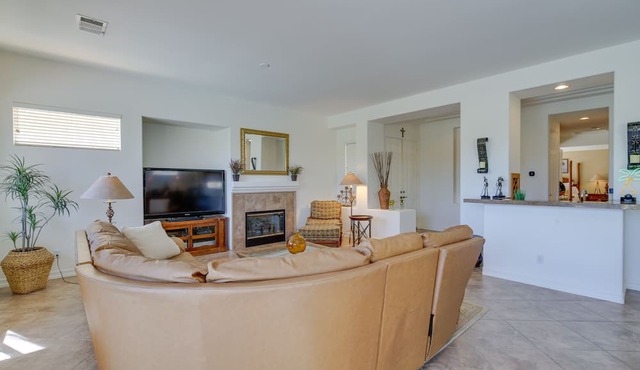 066097: La Quinta Home on Golf Course w/Pool!