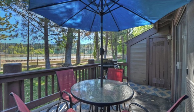 Modern Mountain Design! Pet Friendly! Community Tennis Courts, HOT TUB & Seasonal Pool! Close to Big Bear Marina’s & Village!