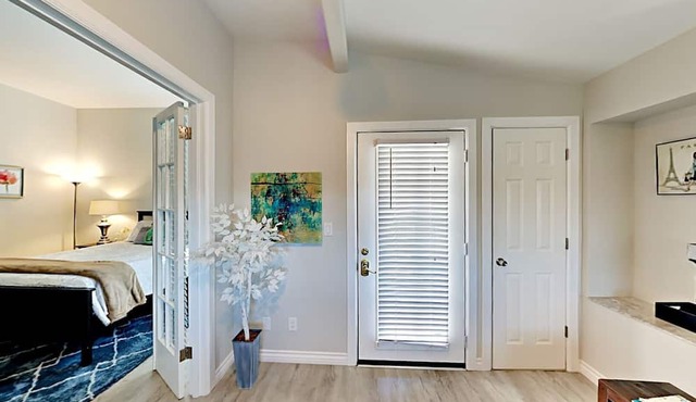 Walkable to Downtown, NEW Jacuzzi, Fire pit, Outdoor Kitchen w Built in BBQ (F) in San Diego