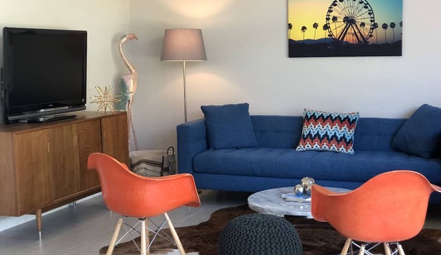 Mid Century Desert Oasis - Walk to Tennis Garden, Coachella/Stagecoach shuttle!