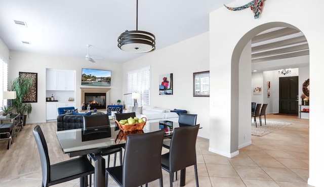 Luxury lakefront desert home w/private pool, pool spa, putting greens in Rancho Mirage
