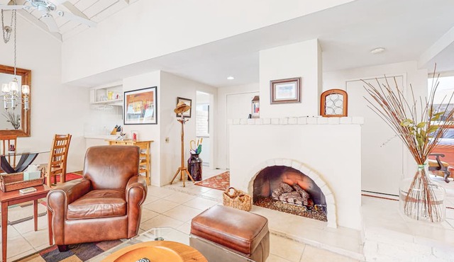Light & bright getaway w/private gas grill, shared pool, pool spa, & tennis