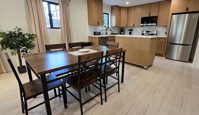 Luxury 2-Bedroom Near Cedars-Sinai & Rodeo Drive Walk to markets and restaurants