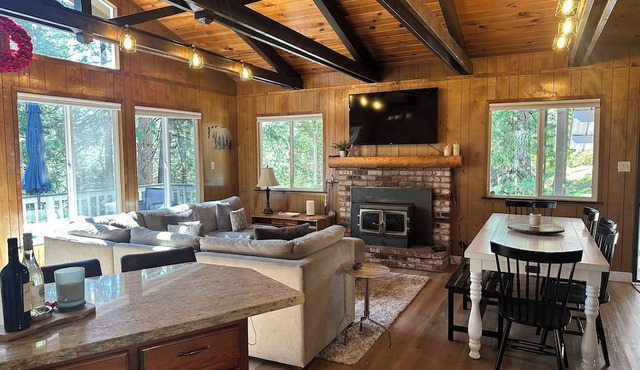 Treehouse Chalet with Fire Pit and Pool Table