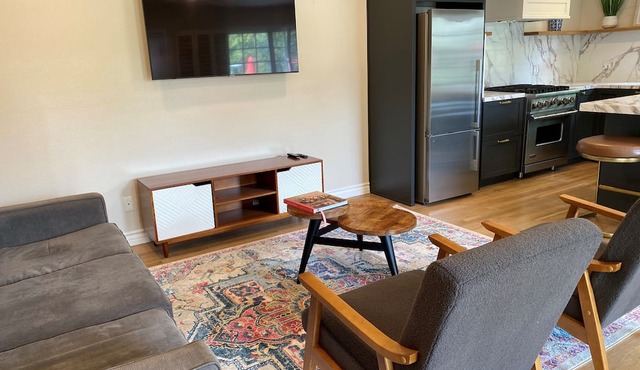 Guest house w/private entry - 2 Bed/1 Bath - Large pool - Ample street parking