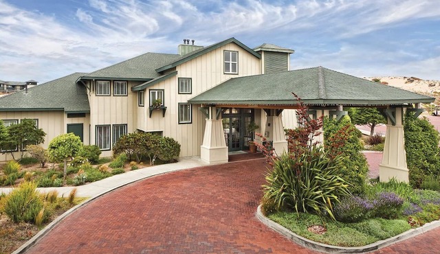 Charming 2BDRM, Fireplace, W/D, SPA, Pool, hot tub, on OCEAN with beach access