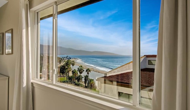 Updated Penthouse! Steps from the sand at Leadbetter Beach, pool, spa, BBQ and more!