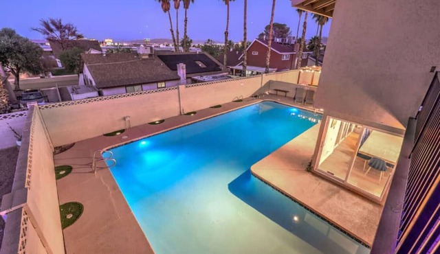 Oasis near STRIP-Lap Pool, Spa, Sauna, Poker, Deck