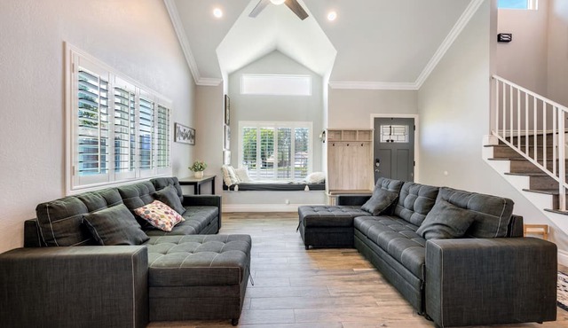 Charming 4-bedroom house 15 PERSON HEATED SPA ,AC and WiFi in Riverside