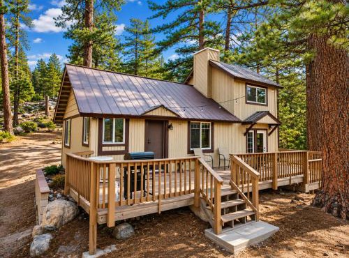 Boulder Bear - Modern mountain home in a desirable area of Big Bear with peek-a-boo lake views