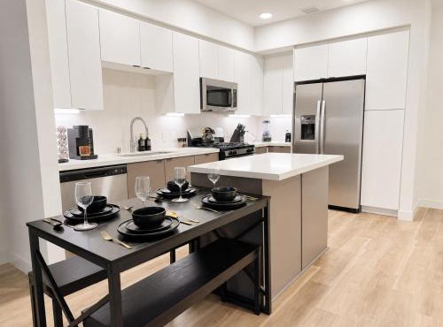 Luxe Deco Haven with Pool, Gym & Parking Close to Disneyland