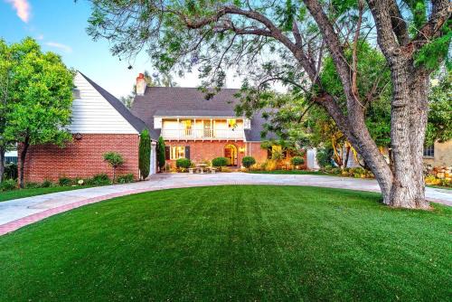 Stunning Rose Bowl Mansion 5 Minutes Walk!