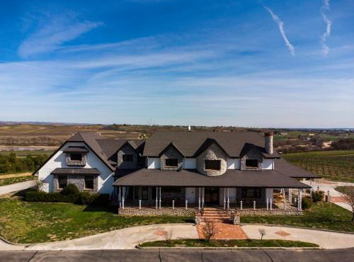 Santellan Manor