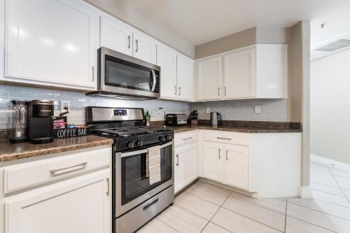2 BR Vegas Oasis Pool Parking Near Strip