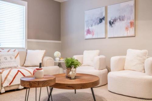 Marbella Lane - Charming 4BR Bungalo for Relaxing Retreat