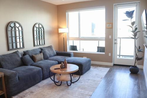Urban Chic Home 10 Min from Disneyland With Pool & GYM