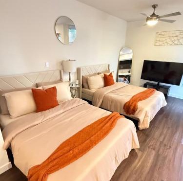 The Hollywood Blvd Loft FREE AND DESIGNATED PARKING