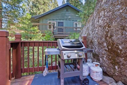 Sugar Pine cabin in the woods King bed Fire pit
