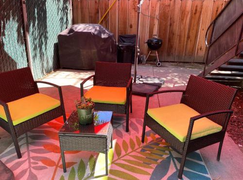 Longer Stays for Travelers- Apt Blocks from Hospital, Downtown