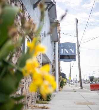 Deluxe Inn