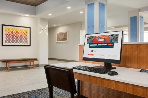 Holiday Inn Express & Suites Merced - Yosemite Natl Pk Area by IHG